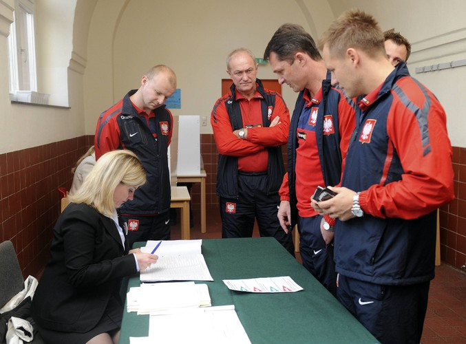 Franciszek Smuda i jego ludzie w lokalu wyborczym