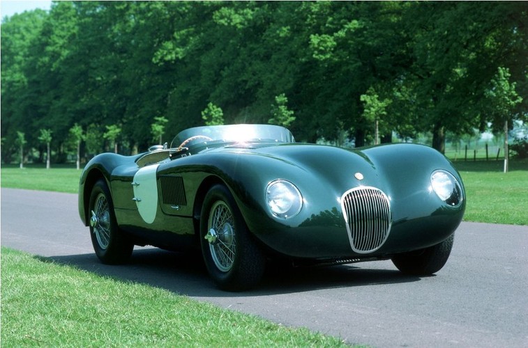 Jaguar C-Type - samochód osobowy produkowany w latach 1951–1953. Dostępny jako 2-drzwiowy roadster. Do napędu użyto silnika R6 o pojemności 3,4 litra. Przyspieszenie 0-100 km/h: 8,1 s, fot. mat prasowe Jaguara