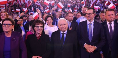 Konto PiS od września puchnie w szalonym tempie. Działacze wpłacają jeden za drugim