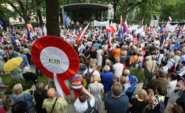 Z informacji uzyskanych przez funkcjonariuszy wynika, że "w sobotę ok. godz. 14 doszło tam do awantury pomiędzy zwolennikami dwóch różnych zgromadzeń".