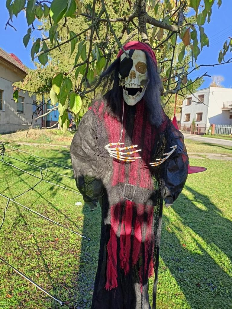 Adriana má neprehliadnuteľnú výzdobu.