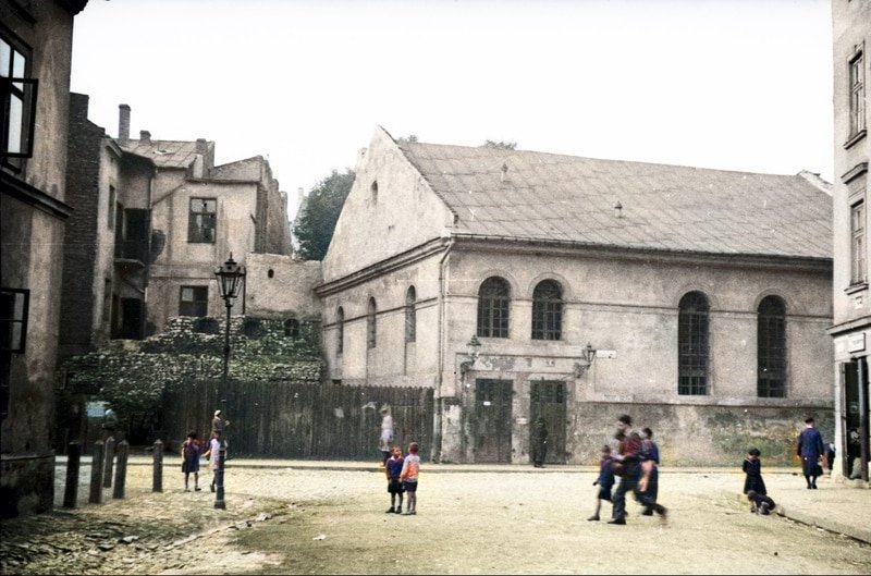 Synagoga Kupa na Kazimierzu przy ulicy Jonatana Warschauera w Krakowie. Źródło: Narodowe Archiwum Cyfrowe.