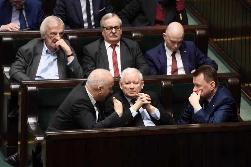 Jarosław Kaczyński w otoczeniu prominentnych polityków PiS