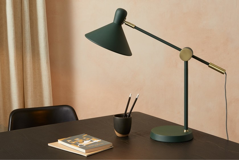 Die puristische Lampe von MADE Studio bringt Industriedesign ins Büro. 