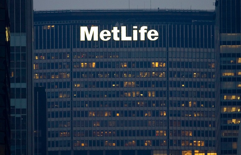 Całkowita wartość aktywów należących do MetLife wynosi aż 942 mld dol. Bloomberg prognozuje jednak, że firma doświadczy w bieżącym roku spadków. Wartość sprzedaży produktów MetLife na koniec 2016 roku ma spaść o 2,3 proc., z kolei średni zysk na akcję firmy o 4,4 proc.
