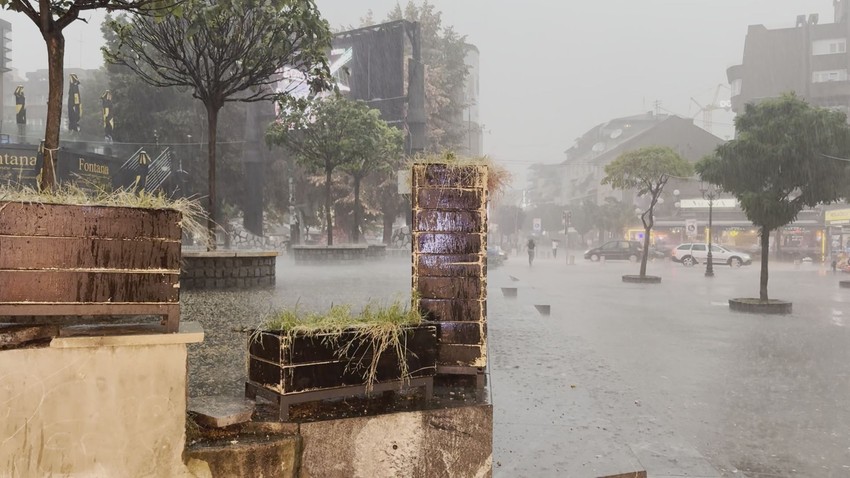 Vetar je obarao drveće i nosio suncobrane