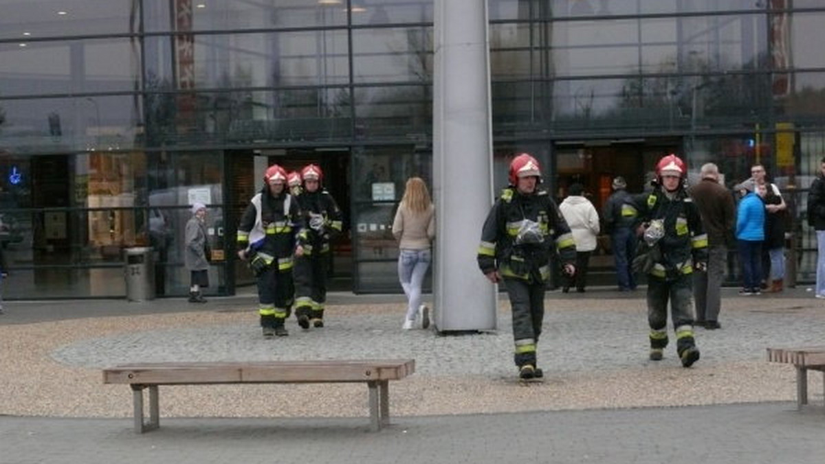 Rozpylenie substancji drażniącej przyczyną ewakuacji Centrum Handlowego Karolinka w Opolu.