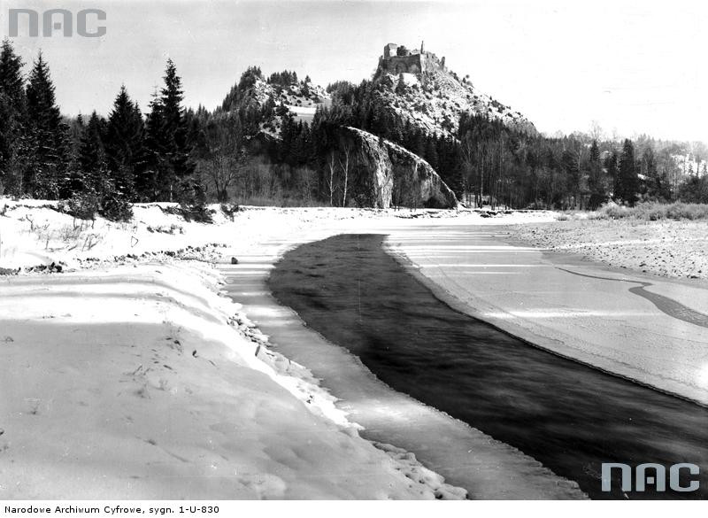 Ruiny zamku w Czorsztynie od strony Dunajca zimą, 1931 rok