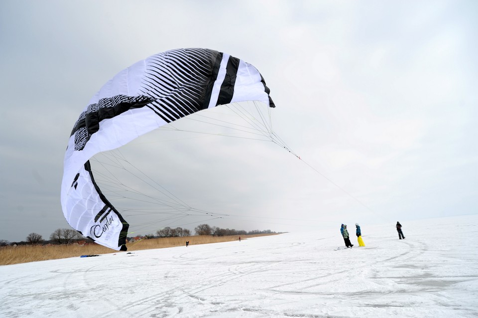 Snowkite na zamarzniętym Zalewie Wiślanym