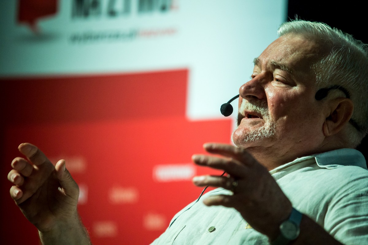 Były prezydent Lech Wałęsa podczas spotkania z mieszkańcami Bydgoszczy w Miejskim Centrum Kultury