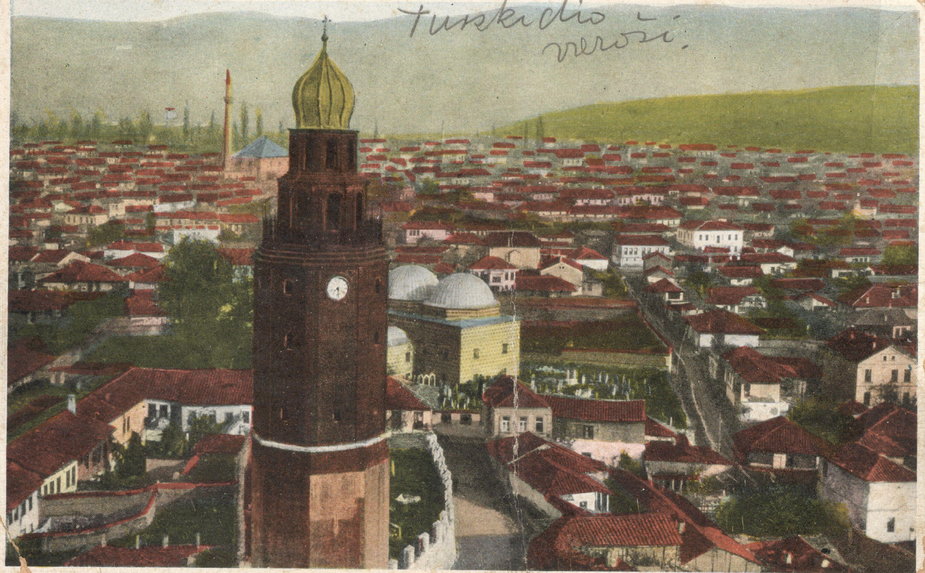 Fragment zabytkowej dzielnicy lewobrzeżnego Skopje z wieżą zegarową (Saat Kula). Pocztówka (data stempla pocztowego 11.08.1930), archiwum autorki