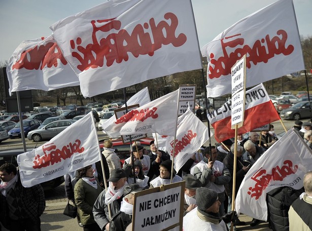 Emeryci wyszli na ulice. "Japonię niszczy tsunami, a Polskę Tusk"