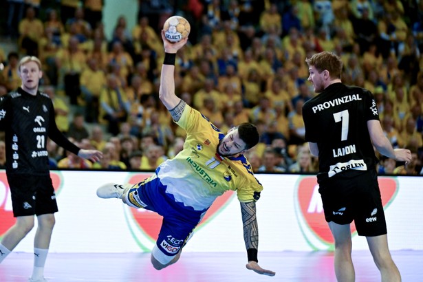 Zawodnik Industrii Kielce Nicolas Tournant (C) i Magnus Landin Jacobsen (P) z THW Kiel podczas meczu grupy B Ligi Mistrzów piłkarzy ręcznych