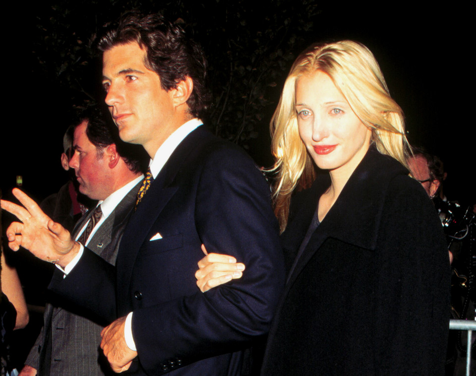 John F. Kennedy Jr z żoną Carolyn Bessette Kennedy (1997)