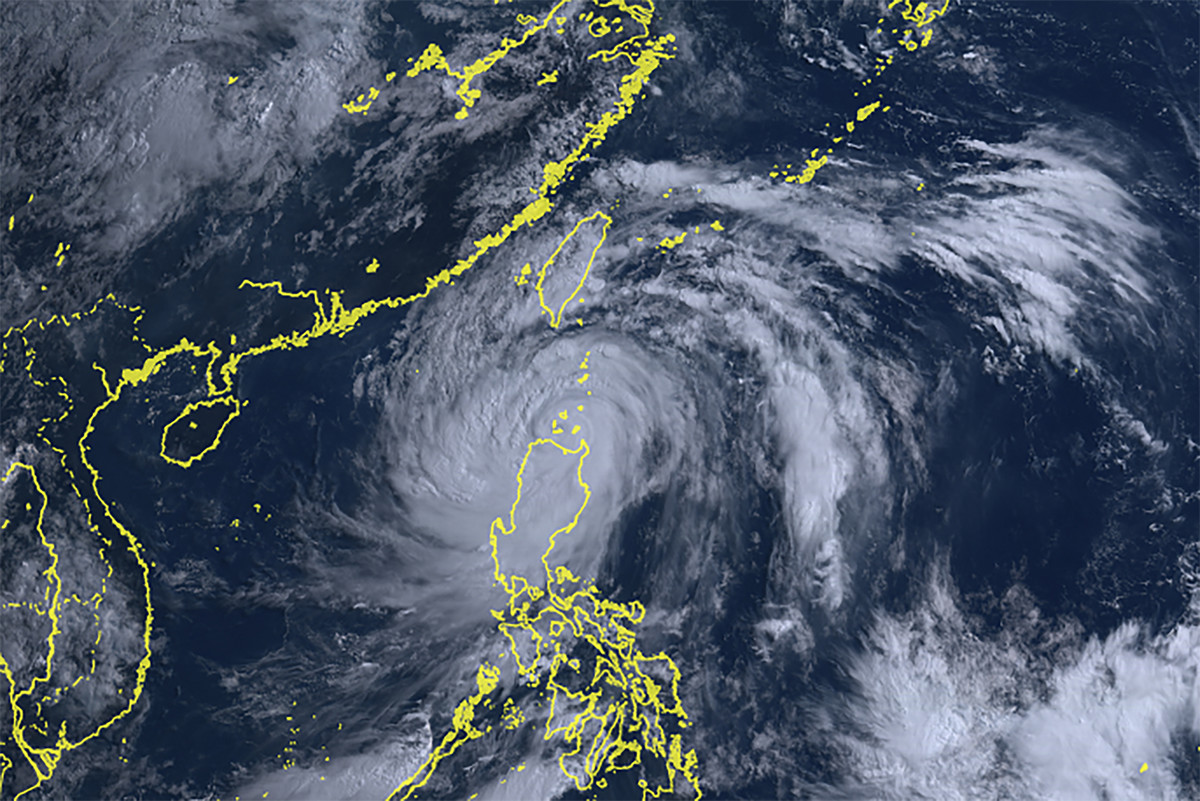 Тајфунот Доксури на сателитска снимка на 26 јули