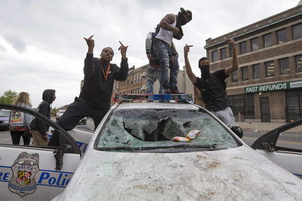 Walki z policją, obrabowane sklepy, godzina policyjna... Zamieszki w Baltimore