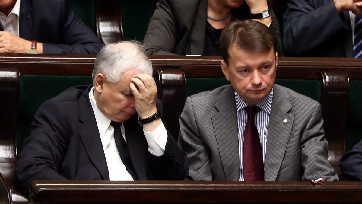 Prezes PiS Jarosław Kaczyński (L) i poseł PiS Mariusz Błaszczak (P)