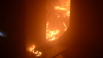 Maga a pokol: így lángolt Gyurcsányék irodája, itt vannak a belső felvételek a hatalmas budapesti tűzről