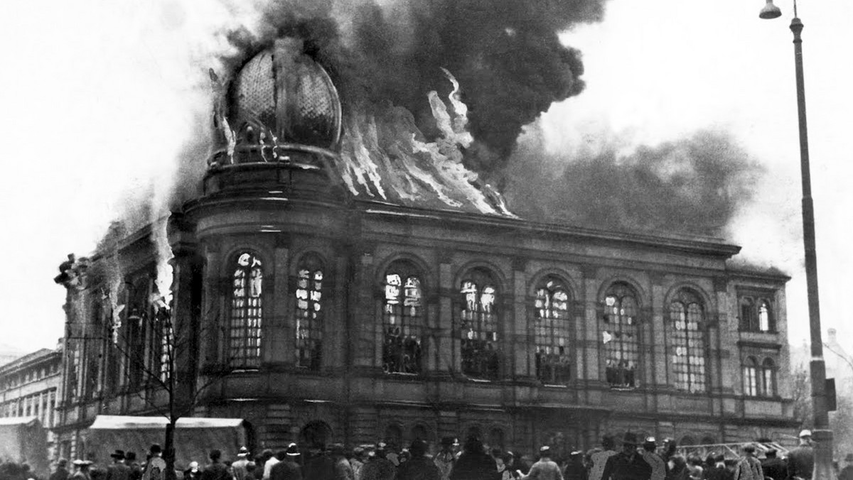 Nigdy nie ustalono dokładnie skali zniszczeń i liczby ofiar nocy kryształowej. Jedenastego listopada Heydrich otrzymał raport ze "wstępnymi" szacunkami. Podano w nim, że zniszczono siedemdziesiąt sześć synagog i 191 podpalono. Zniszczono 29 domów towarowych prowadzonych przez Żydów oraz 815 innych sklepów i warsztatów, a ponadto 117 prywatnych domów i mieszkań.