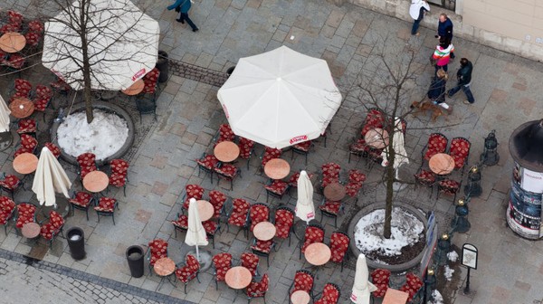 Turyści i mieszkańcy Krakowa bardzo chętnie korzystają z możliwości wypicia rozgrzewających napojów i skosztowania ciepłych dań pod gołym niebem.