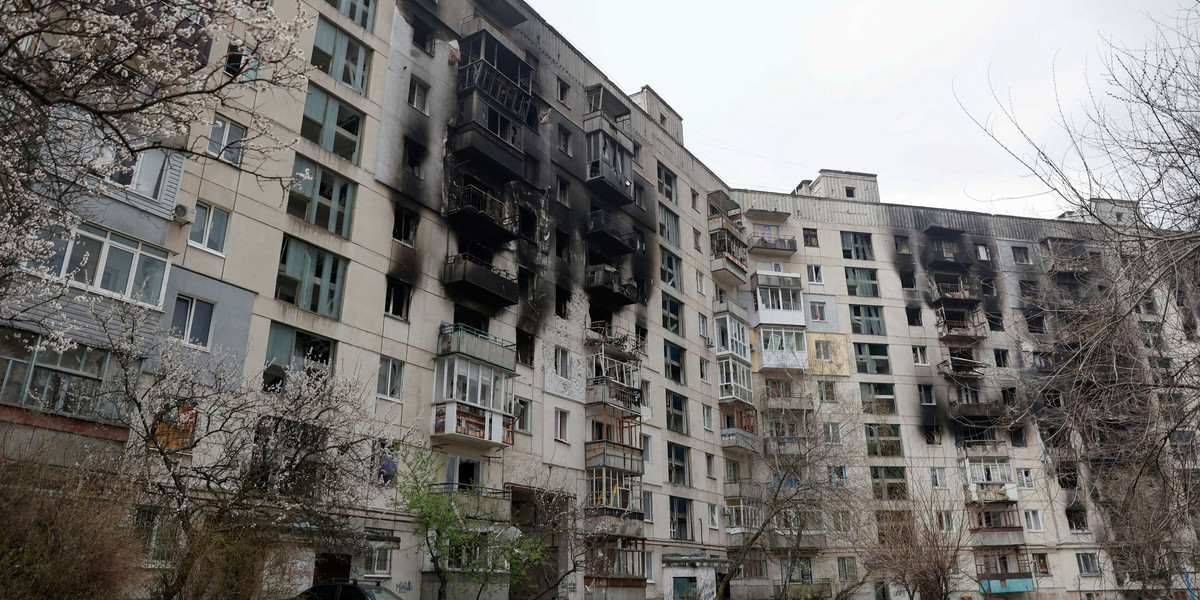 Ostrzelany blok mieszkalny w Siewierdoniecku. Teraz ma być jeszcze gorzej - wynika z przechwyconego rosyjskiego rozkazu. Miasto ma być ciągle ostrzeliwane i równane z ziemią.