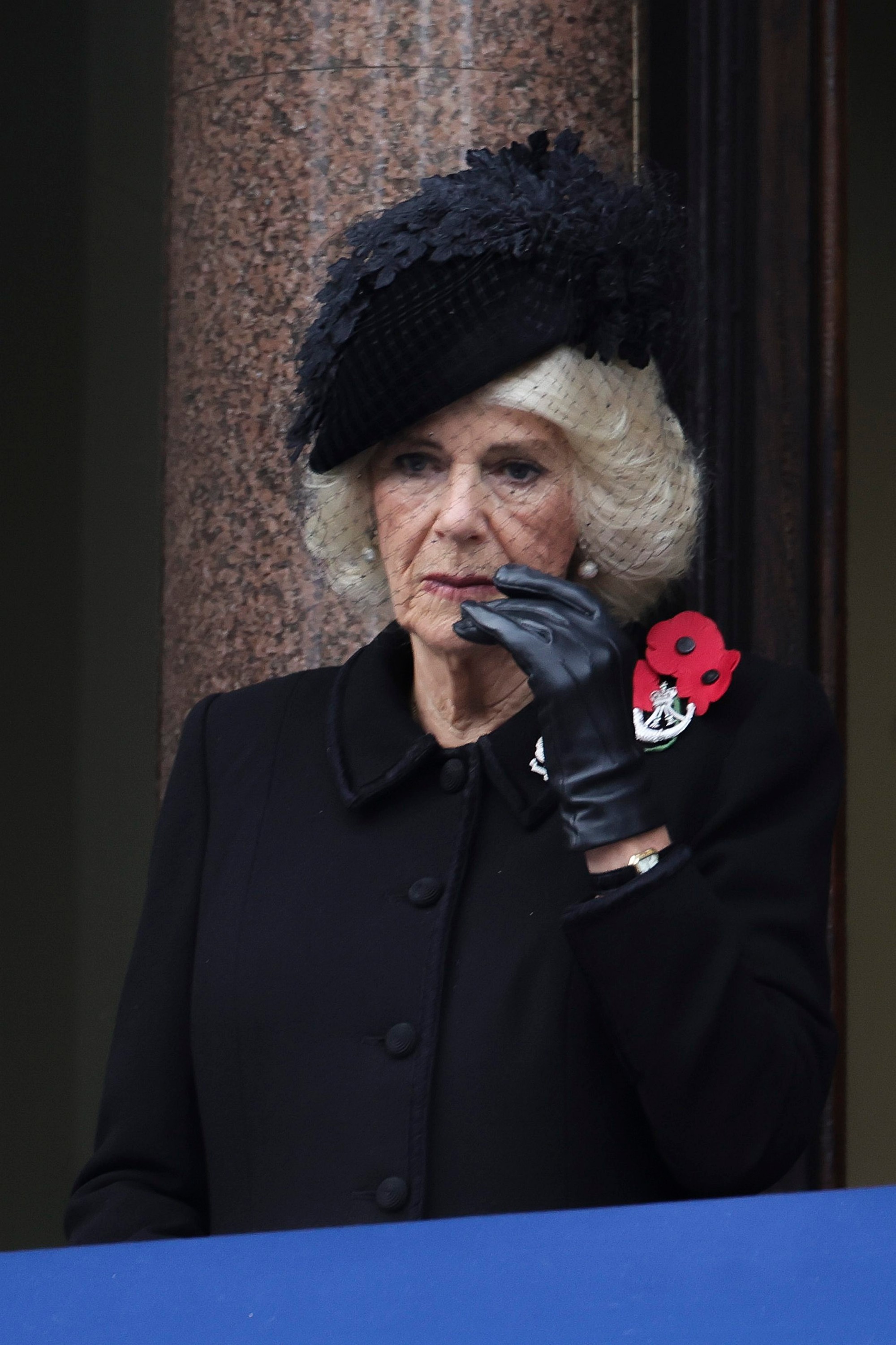 Kráľovná manželka Camilla a princezná Kate ceremóniu sledovali z balkóna budovy britského ministerstva zahraničných vecí.