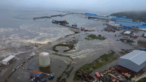 Tsunami po trzęsieniu ziemi. Hawaje i Japonia - widać, że wody przybywa w mgnieniu oka