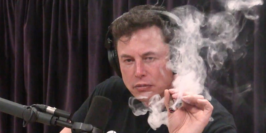 To był trudny rok dla Elona Muska. Twórca Tesli i SpaceX zapalił skręta podczas wywiadu, transmitowanego na żywo w internecie, za co był mocno krytykowany. Fala krytyki spadała na niego w 2018 roku wielokrotnie. Opinię publiczną oburzały jego posty na Twitterze czy decyzja o sprzedaży potencjalnie niebezpiecznych miotaczy ognia 