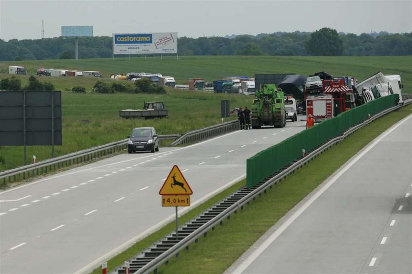 Zablokowana A4, zderzyły się ciężarówki