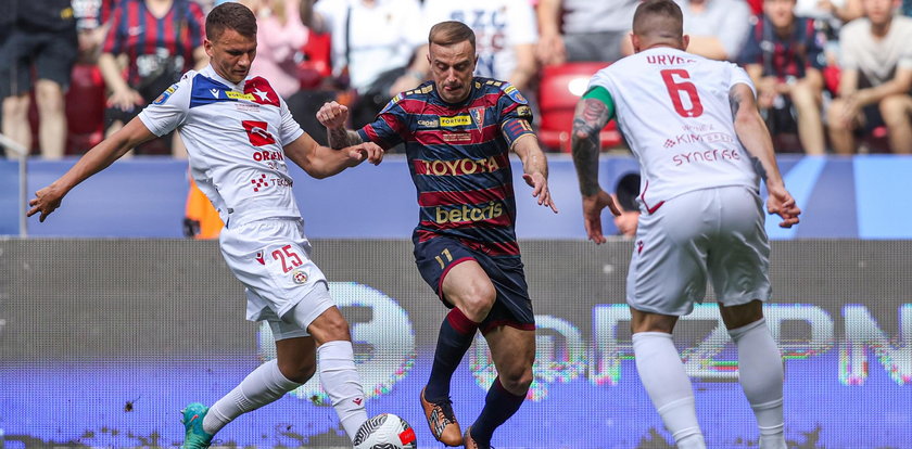 Dzieje się na Stadionie Narodowym. Dużo sytuacji i strzałów. Pogoń Szczecin – Wisła Kraków [NA ŻYWO]