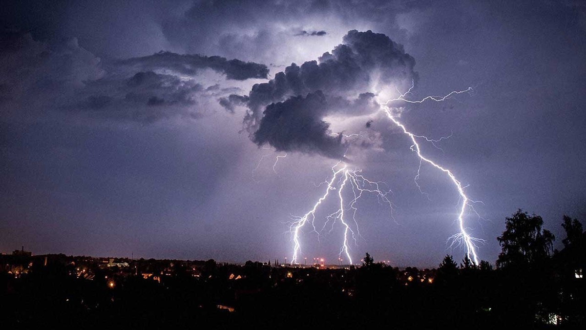 Potężne i gwałtowne burze rozpętały się nad Wyspami. Zalane są ulice i domy.