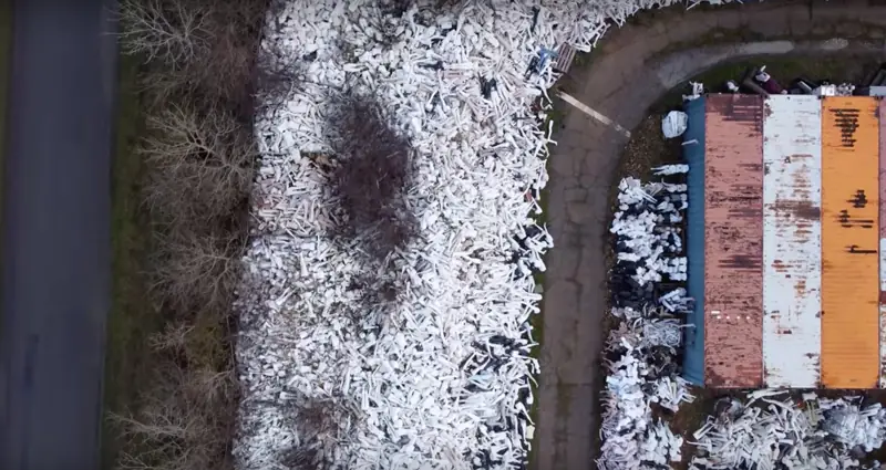 Góra zużytych manekinów na odludziu. Kobieta robi na nich biznes