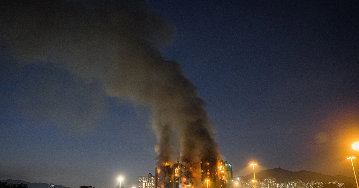 Tragiczny pożar w Hongkongu. Co najmniej 13 ofiar, ludzie uwięzieni w płonących wieżowcach