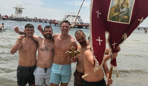 Stefan Popović plivao za časni krst