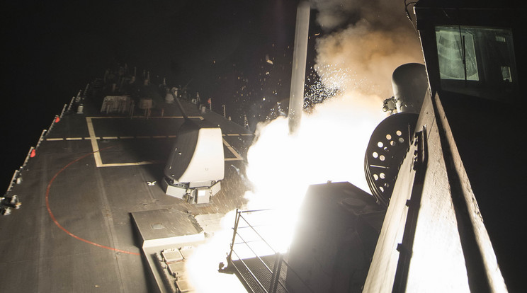 Tomahawk rakétát indítanak egy csatahajóról / Fotó: AFP