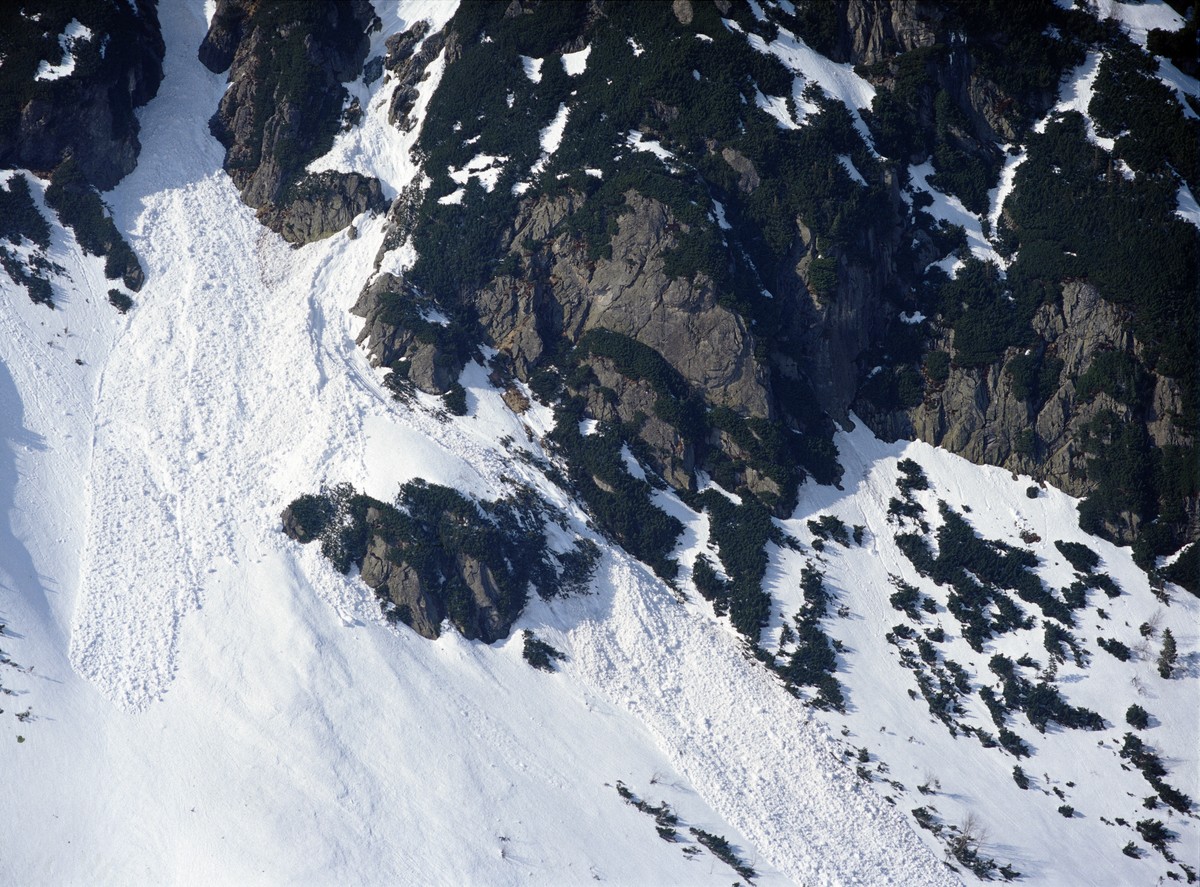 Zima wróciła w Tatry. Trzeci stopień zagrożenia lawinowego i trudne warunki na szlakach