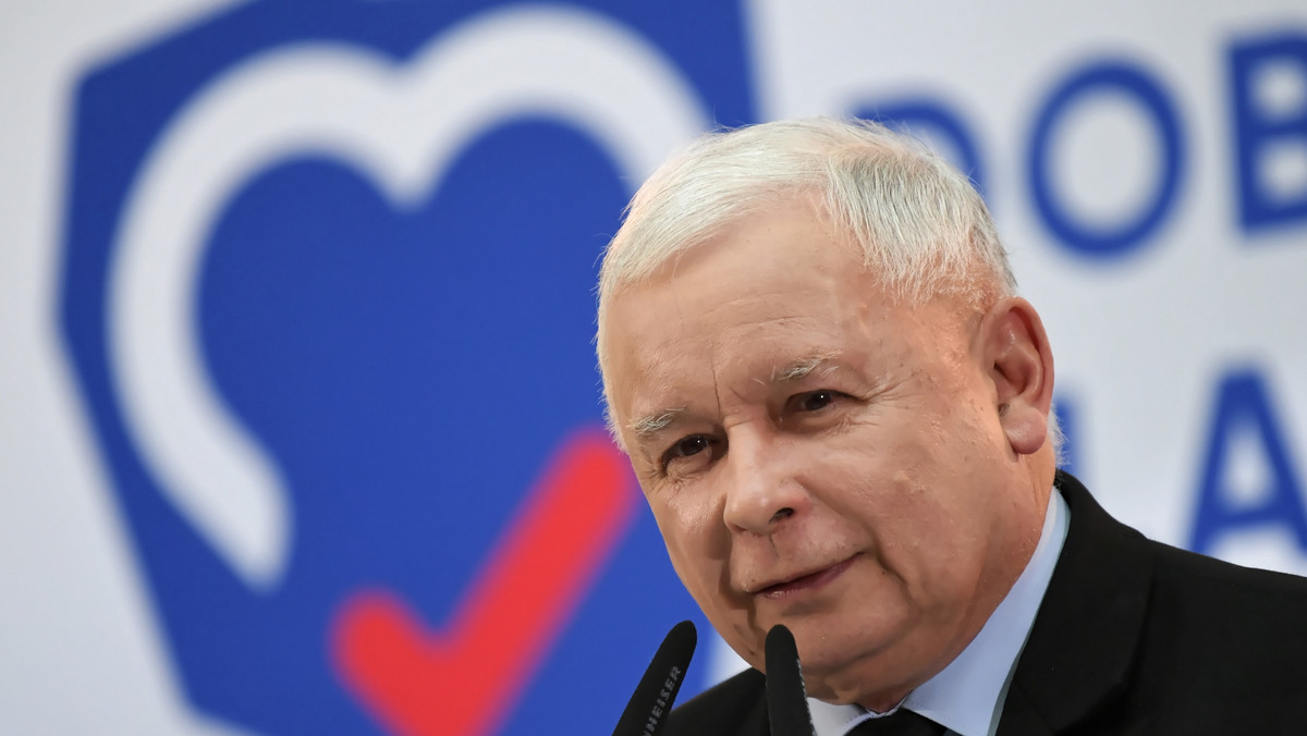 Odrzucamy postkolonialną koncepcję Polski jako kraju taniej siły roboczej - mówił w Gdańsku prezes PiS Jarosław Kaczyński. Mówił także, że PiS jest partią solidarności społecznej, a to jest także solidarność między pracodawcą a pracobiorcą. Zwracał uwagę na rolę gospodarki morskiej w regionie.