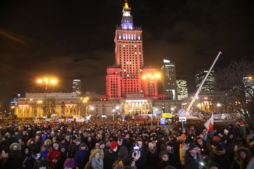 Polacy uczcili pamięć Pawła Adamowicz. Na ulicach tysiące ludzi