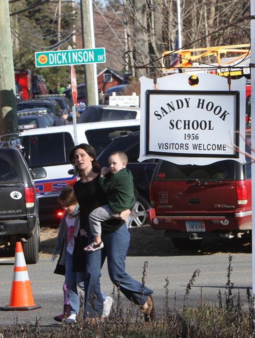 Na snimcima se vide preplašeni đaci kako preko parkinga odlaze u pratnji odraslih