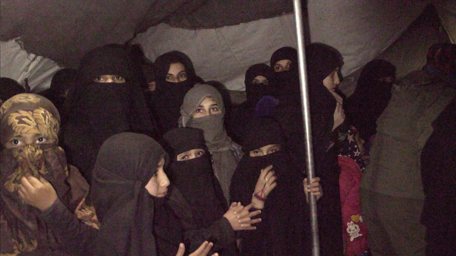 Noszą czarne nikaby i wracają do piekła, by wyrwać z niewoli ISIS inne kobiety