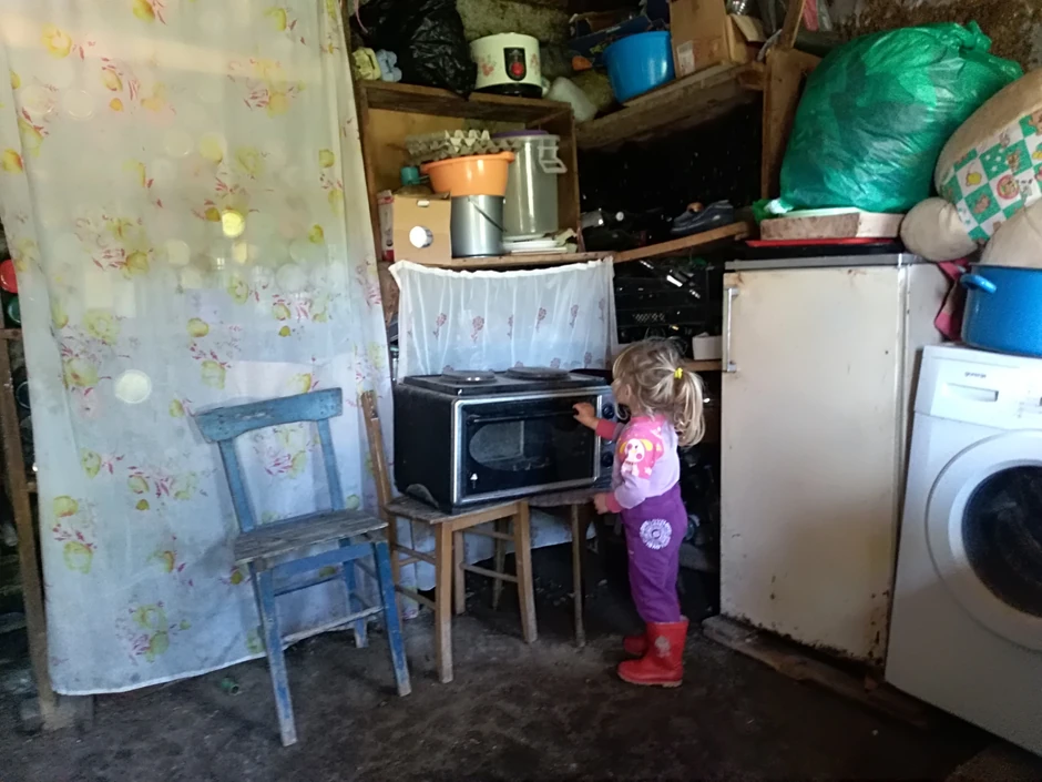 Dva kauča, zarđali frižider i nešto novija mašina za veš sva su imovina ove porodice