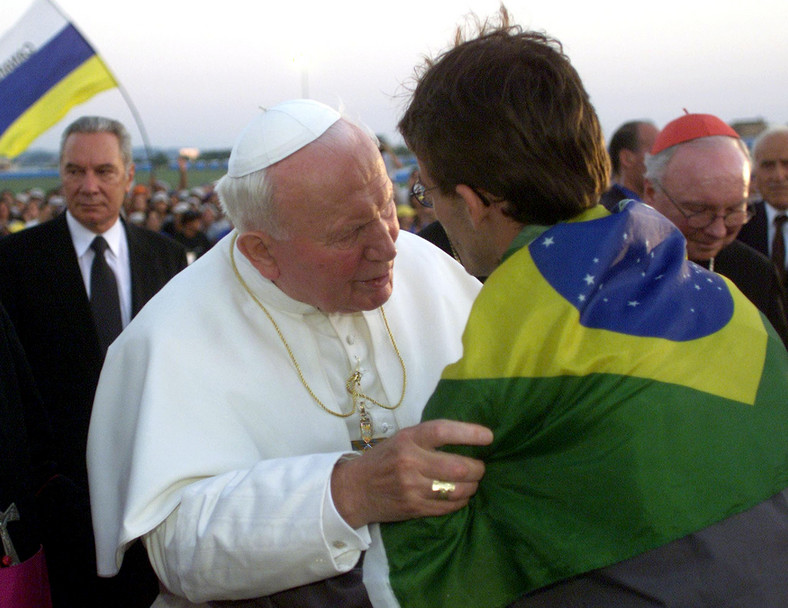 Jan Paweł II z pielgrzymem z Brazylii w Rzymie w 2000 r.