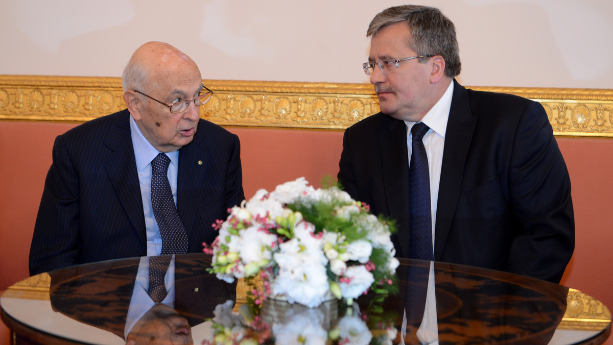 O godzinie 10 rozpoczęła się w Warszawie oficjalna wizyta prezydenta Włoch, Giorgia Napolitana. Bronisław Komorowski uroczyście powitał gościa na dziedzińcu Belwederu.