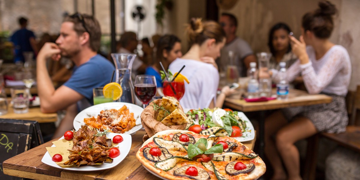 Posiłek w jednej z rzymskich restauracji.