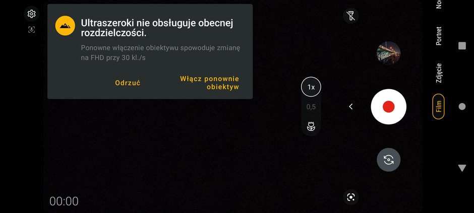 Moduł szerokokątny aparatu Motoroli Edge 30 Pro ma rozdzielczość 50 megapikseli, a nie potrafi zapisać filmu o lepszej jakości niż Full HD / 30 fps. Coś tu jest chyba nie tak. 