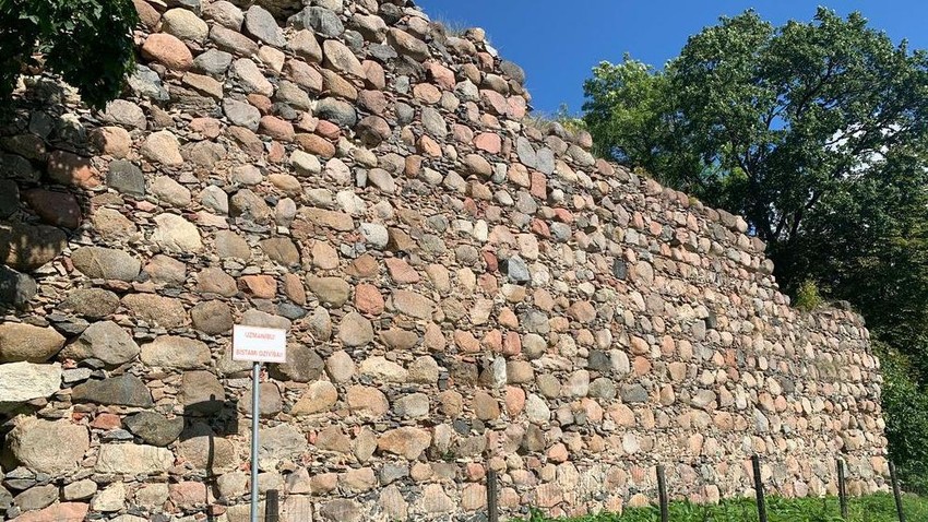 Ostaci tvrđave iz 13. veka nedaleko od centra Durbea | Foto: BBC/Dejana Vukadinović