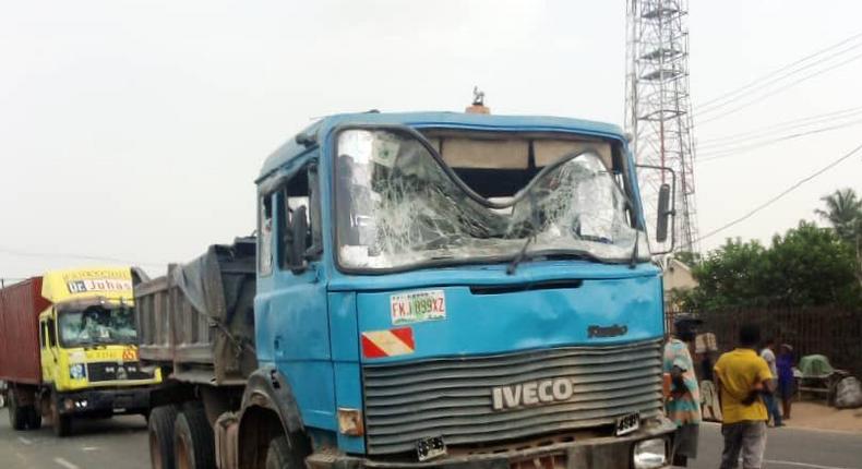 Truck runs into school students in Lagos (Twitter @Trafficbutter)