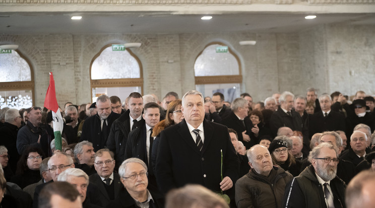  Orbán Viktor miniszterelnök  és felesége, Lévai Anikó érkezik Duray Miklós felvidéki magyar politikus, író és egyetemi tanár gyászszertartására a losonci zsinagógában / Fotó: MTI/Miniszterelnöki Sajtóiroda/Benko Vivien Cher 