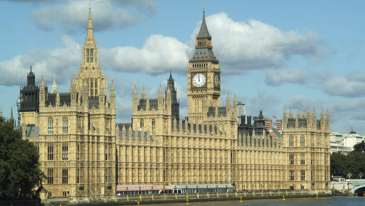 Brytyjska Izba Gmin spotkała się wczoraj po raz pierwszy po ubiegłotygodniowych wyborach parlamentarnych, w których rządzący konserwatyści stracili bezwzględną większość mandatów. Liderzy partii apelowali o szacunek i świętowali rekordową liczbę posłanek.
