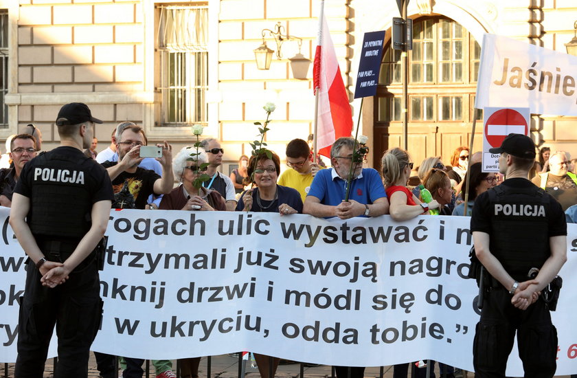 Jarosław Kaczyński przy grobie brata. Nie obyło się bez protestów